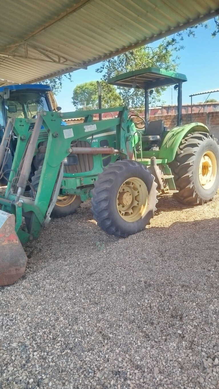 TRATOR JOHN DEERE - MODELO 6110E 2011